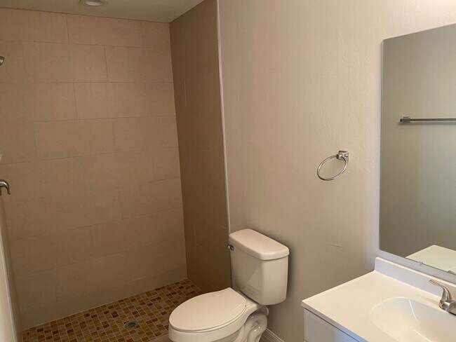 Building Photo - Available Now Stunning 3 bedroom 2 bathroom duplex