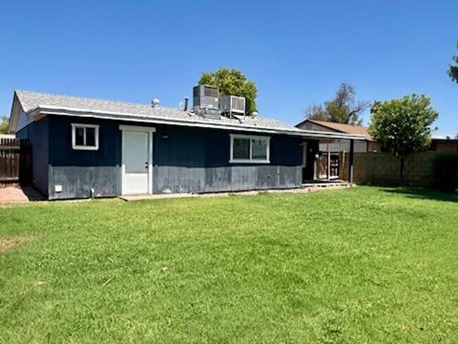 Building Photo - 3-bedroom by New Re-developed Paradise Val...