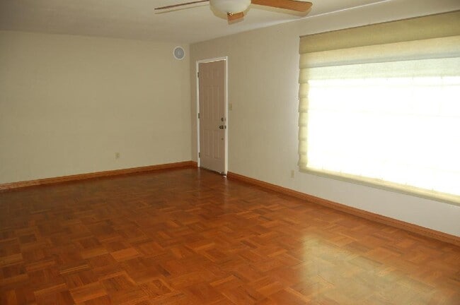 Building Photo - 4 Bedroom 2 Bath Home in College Area near...