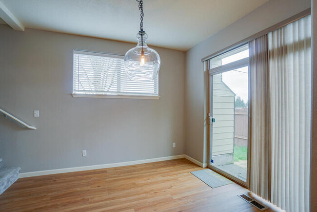 Building Photo - THREE BEDROOM TOWNHOME IN HAZEL DELL