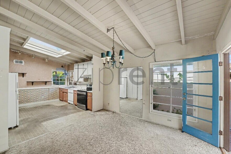 Building Photo - Unit