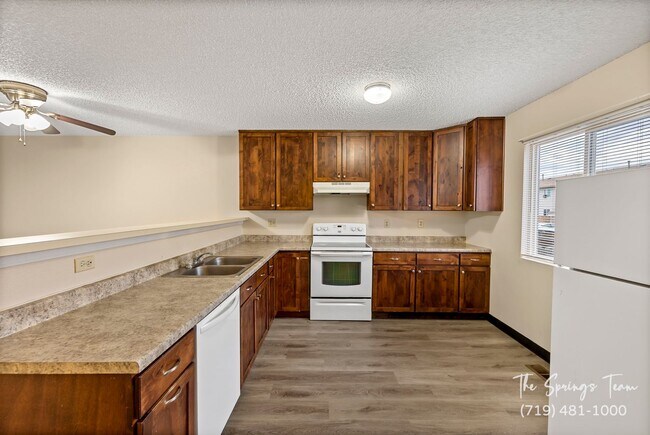 Building Photo - CHARMING 3BD/1.5BA TOWNHOME - NEW CARPET!