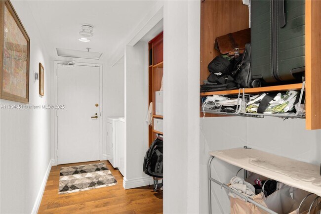 Building Photo - 520 Brickell Key Dr