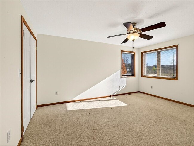 Building Photo - 9 Glen Valley Dr