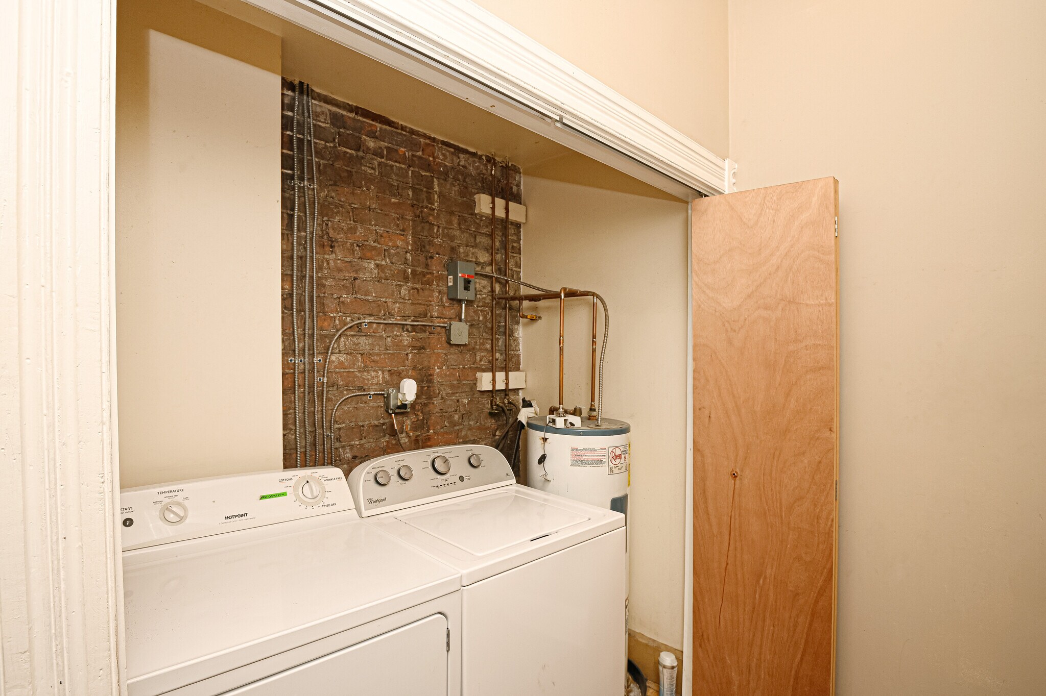 Building Photo - 1343 Main St