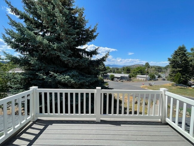 Building Photo - Beautiful 3 bed 2 bath - pets allowed! ***...