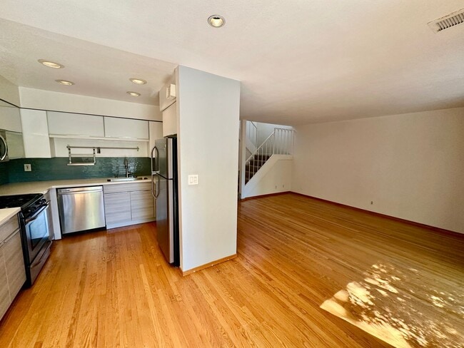 Building Photo - Convenient and Private Townhome