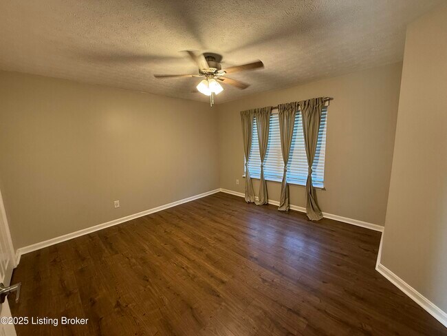 Building Photo - 10412 Pinoak View Dr
