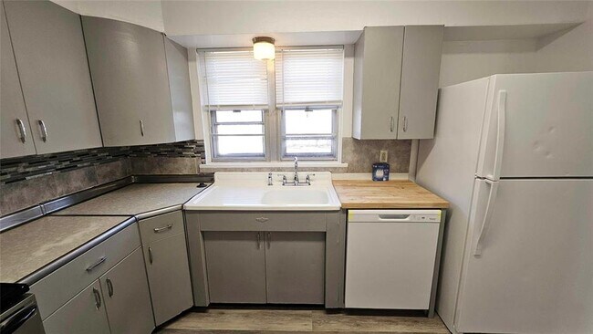 Building Photo - 3633 SE 27th St