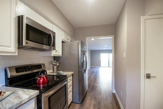 Building Photo - 913 Memorial Village Dr
