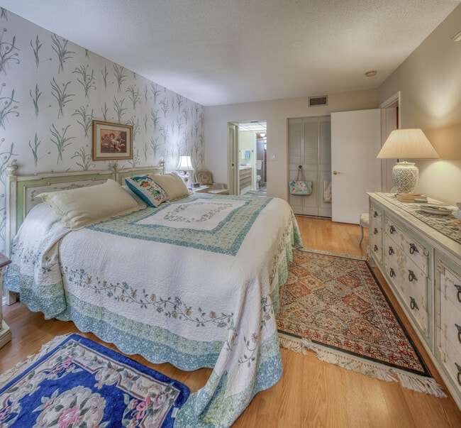 Building Photo - 2728 Garden Dr N