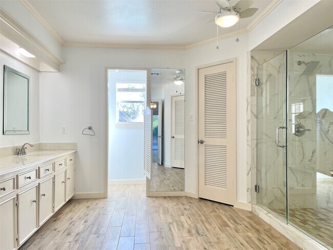 Building Photo - 707 Center Hill Dr