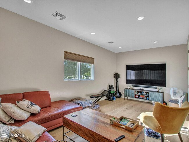 Building Photo - 6031 E Paradise Dr