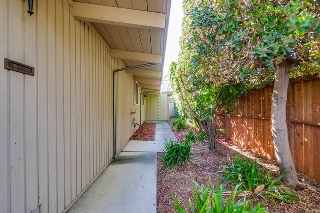 Building Photo - Mountain View Home l Spacious Open Layout Bright and Private Yard