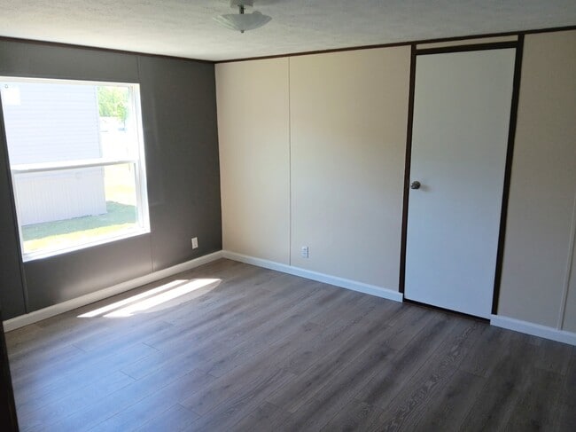 Building Photo - 570 Banjo Way