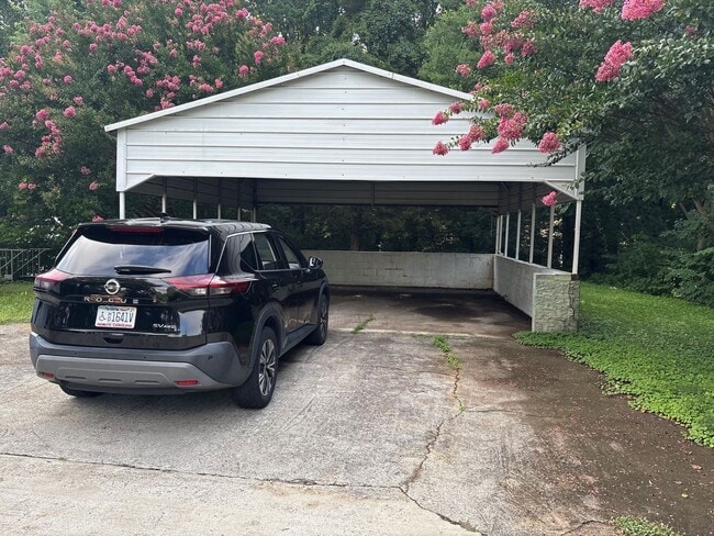 Building Photo - 2 Bedroom 1 Bath Home in Winston-Salem