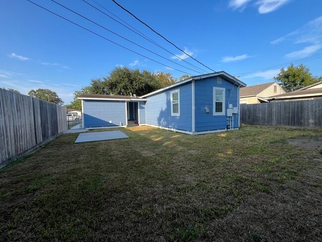 Building Photo - Well Maintained Two Bedroom One Bath!