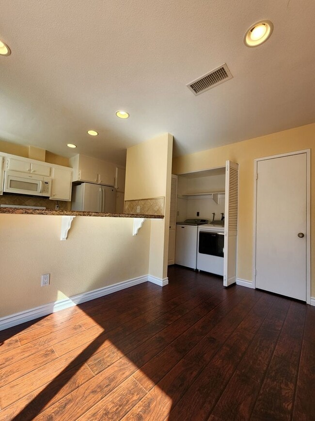 Building Photo - Bright & Beautiful Home Nestled Near Nature and Conveniences