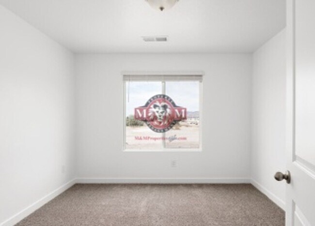 Building Photo - Great Newer 3 Bd 2.5 Bath Townhome