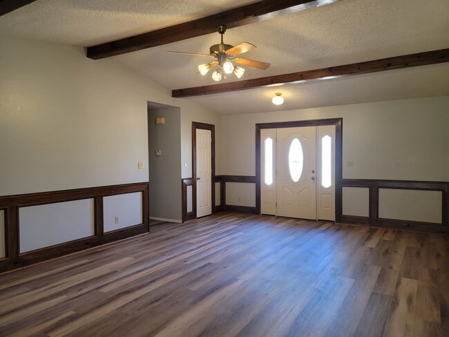 Building Photo - Newly Remodeled 3 Bedroom/2 Bath Home In V...