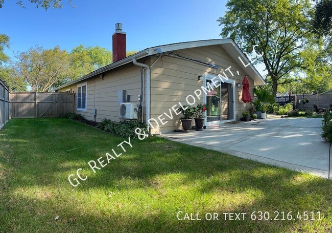 Building Photo - ***STUNNING 3-BEDROOM RANCH / VAULTED CEIL...