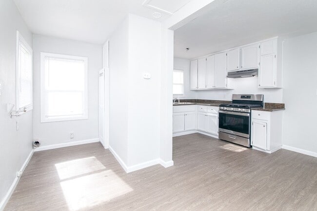 Building Photo - Move-In Ready 2BR in Central Sacramento — Pets Welcome