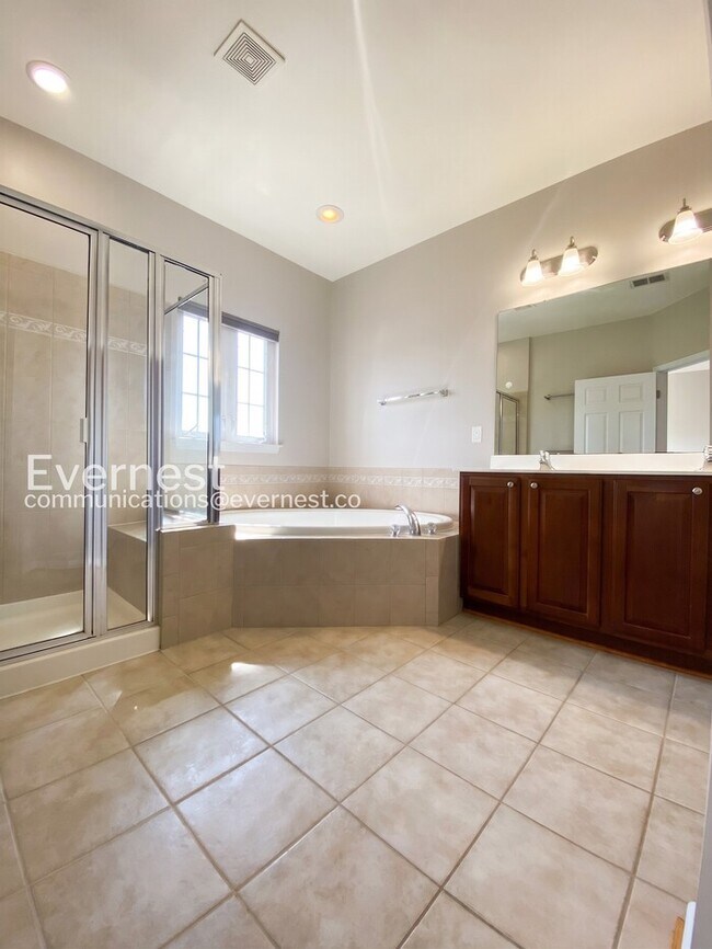 Building Photo - 3 Bed/3 Bath Townhome with Garage / Pet-Friendly / Available Soon!