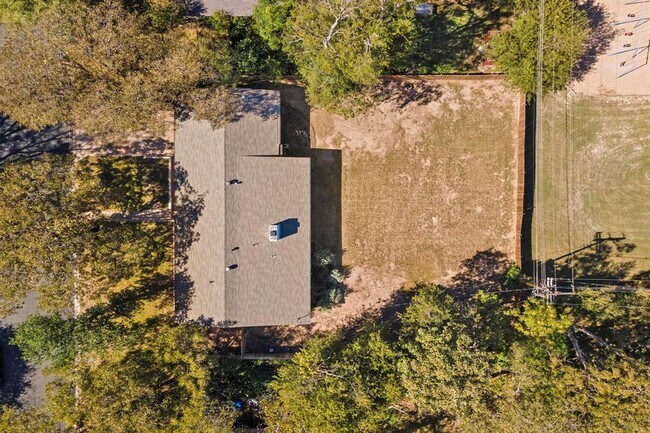 Building Photo - 1006 Hollybluff St