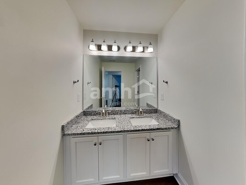 Building Photo - 6240 Bridlewood Ln