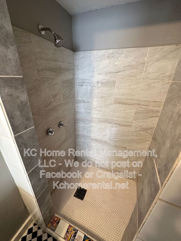 Building Photo - 8044 Wabash Ave