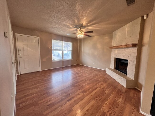 Building Photo - Great 3 bedroom in Killeen with washer and dryer connections and brand new carpet.
