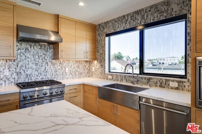 Building Photo - 456 S Venice Blvd