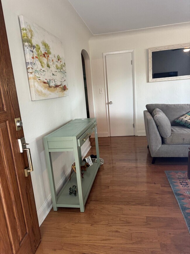 Building Photo - 521-512 12th Ave N