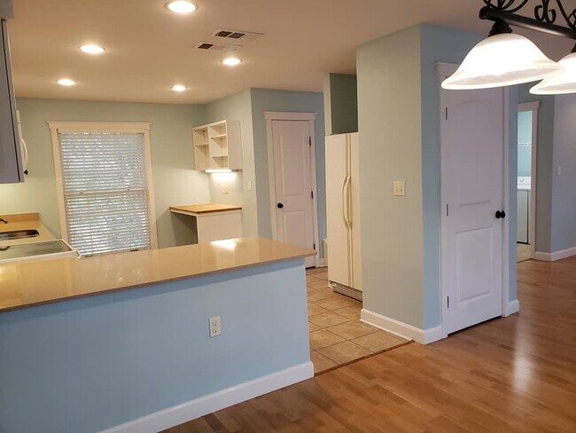 Building Photo - 2002 Voltaire Dr