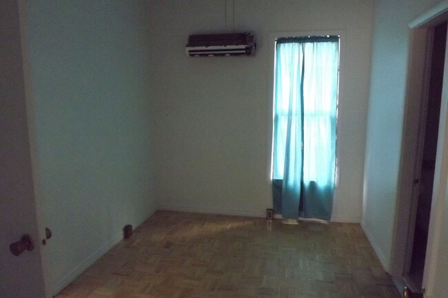 Building Photo - 2 bedroom, 2 bathroom house.