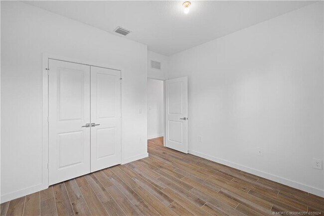 Building Photo - 2048 NE Ocean Dunes Dr