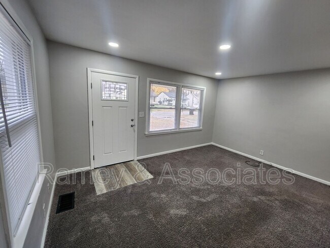 Building Photo - 2306 S 36th St