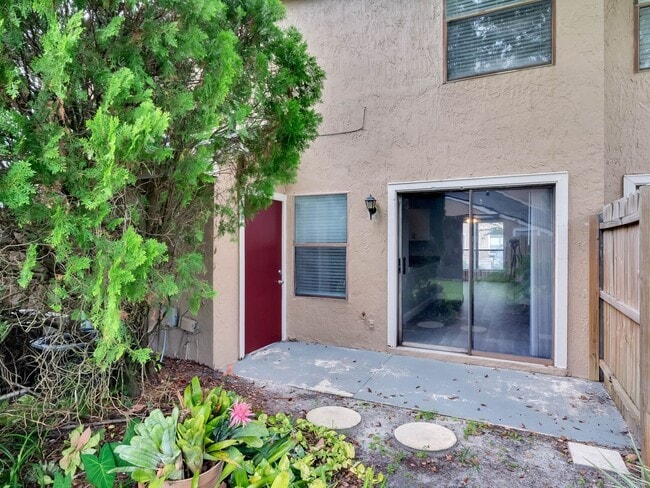 Building Photo - Newly Renovated 2/2.5 Townhome in Winter S...