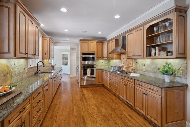 Building Photo - Extremely RARE opportunity in Green Hills