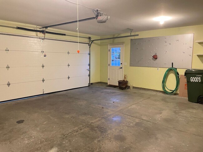 Building Photo - Beautiful 3 bedroom 2 bathroom Rancher in Great Manheim Location!