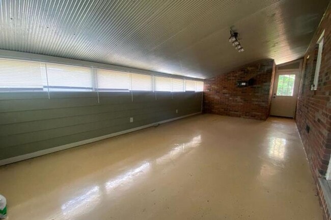 Building Photo - 3 Bedroom 1 Bathroom Home in Johnson City, TN