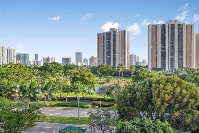 Building Photo - 20500 W Country Club Dr