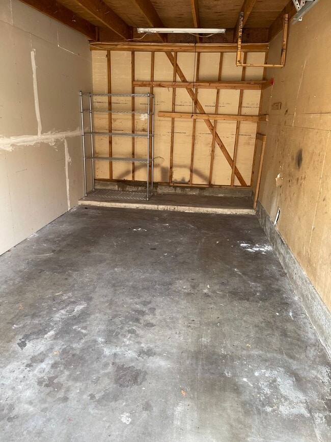 Building Photo - Updated 2 Bedroom, 2.5 Bath Condo Includes 1 Car Garage, 2 parking spots & Washer/ Dryer