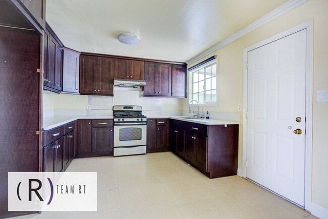 Building Photo - Contemporary Newly Renovated 3 Bedroom 2 Bathroom Residence