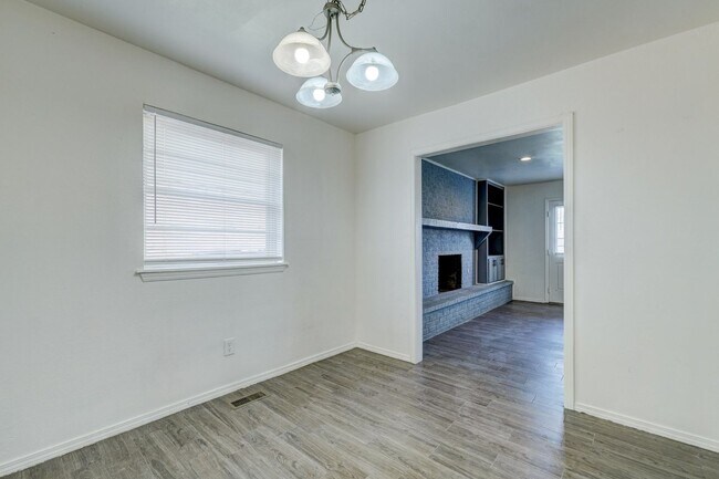 Building Photo - 3 bedroom 2.5 bath - NW Highway and Rockwell