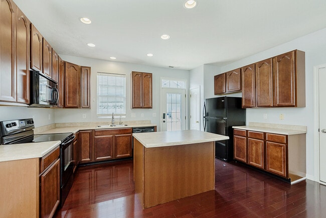 Building Photo - Beautiful brick townhome in Fishers’ Hannover
