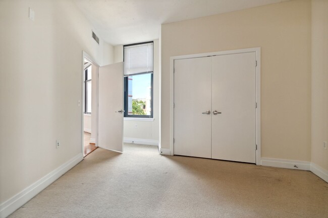 Building Photo - Available Now! // 1 Bedroom 1 Bathroom // ...