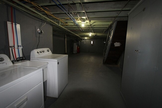 Building Photo - 124 W Pomona St