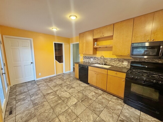 Building Photo - 125 SE 240th Rd