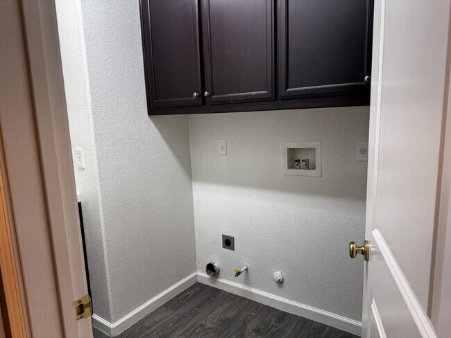 Building Photo - Beautiful and spacious 4 bedroom/ 2.5 bathroom home